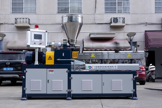 Máquina de extrusión de gránulos de plástico paralelo con doble tornillo y velocidad de 500 rpm